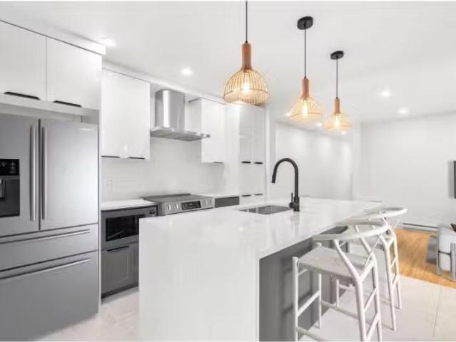 For rent: 1975 Av. des Érables, Montréal Ville Marie, Quebec.