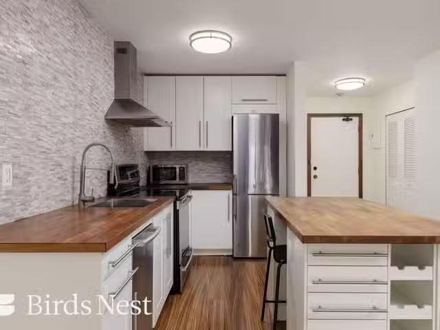 For Rent! 1 BA Apartment for rent in Vancouver, Vancouver West.