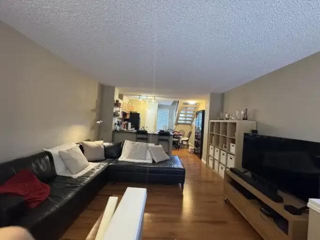 For Rent 1 Bedroom Townhouse Calgary AB DS103770594