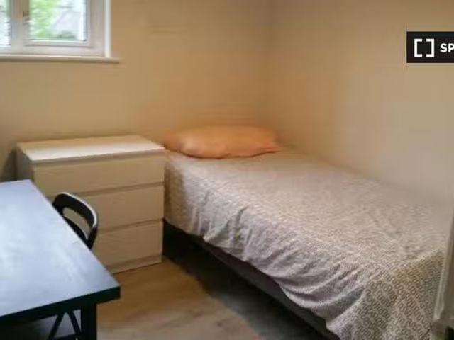 Deal! 1 BR Room to rent in 8 bedroom house in Drumcondra, Dublin