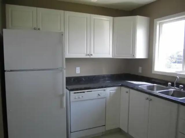For Rent 2 Bedroom Condo Airdrie AB DS104401591