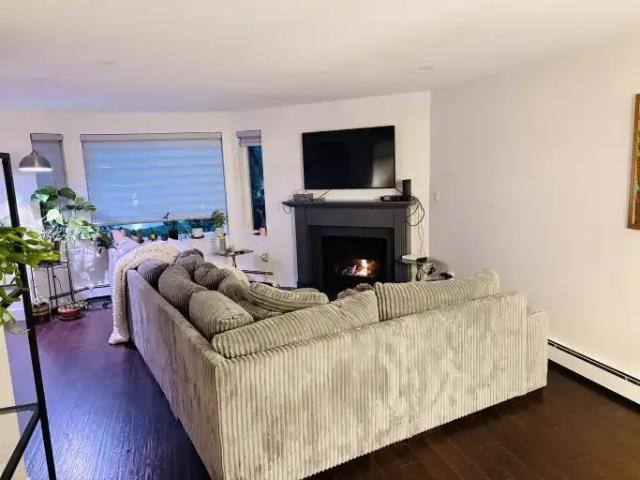 For Rent 2 Bedroom Condo Surrey BC DLS101948381
