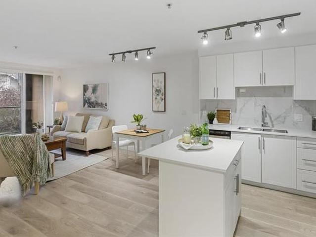 For Rent 2 Bedroom Condo Surrey BC DS105071399