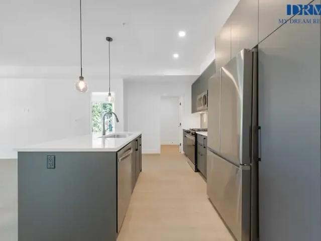 For Rent 2 Bedroom Condo Surrey BC DS102845846