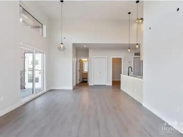 For Rent 2 Bedroom Apartment Surrey BC DS103012032