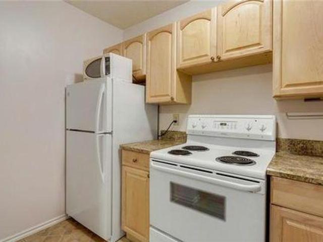For Rent 2 Bedroom Shared Living/roommate Calgary AB DS96648236