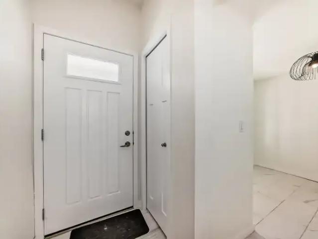 For Rent 2 Bedroom Townhouse Airdrie AB DS104711473