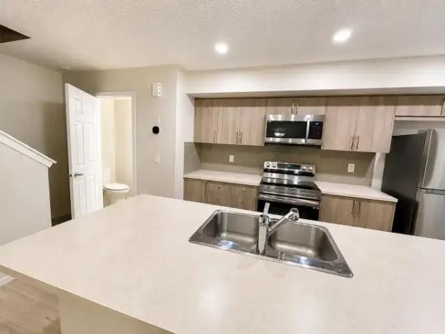 For Rent 2 Bedroom Townhouse Airdrie AB DS104142638