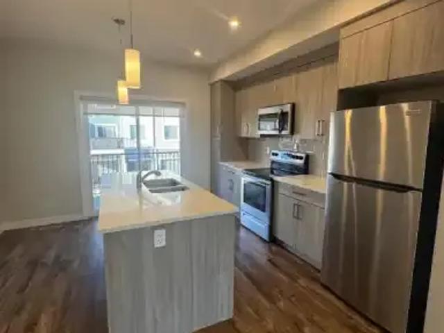 For Rent 2 Bedroom Townhouse Airdrie AB DS105110758