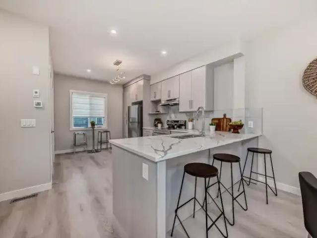 For Rent 2 Bedroom Townhouse Calgary AB DS101986128