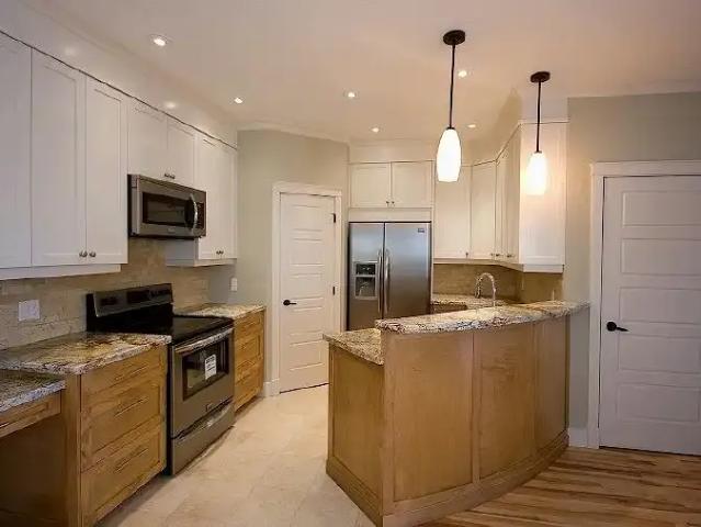 For Rent 2 Bedroom Townhouse Calgary AB DS102811660