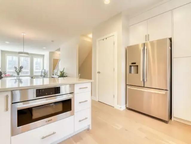 For Rent 2 Bedroom Townhouse Calgary AB DS104178696