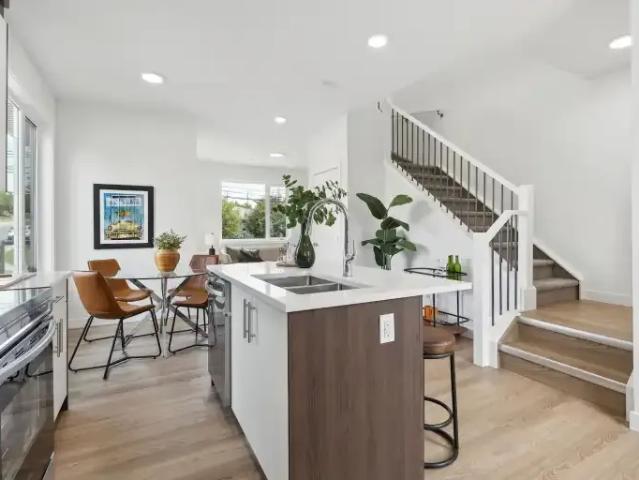 For Rent 2 Bedroom Townhouse Calgary AB DS104178951