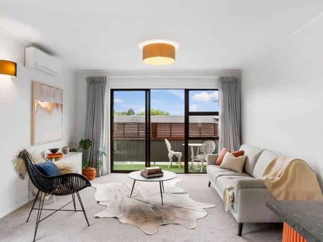 For Rent: 2 Bedroom Unit with Garage!