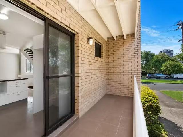 Just in! 2 BR 1/18 Frances Street, TWEED HEADS Townhouse for r.