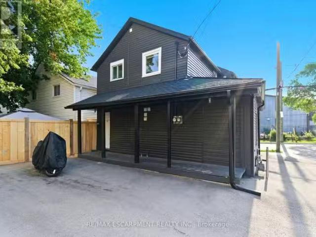 For rent: 2 2 WINDSOR STREET, Hamilton Strathcona, Ontario.