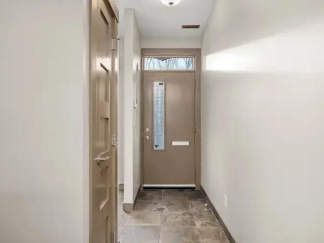 For Rent 2.5 Bedroom Townhouse Calgary AB DS102845932