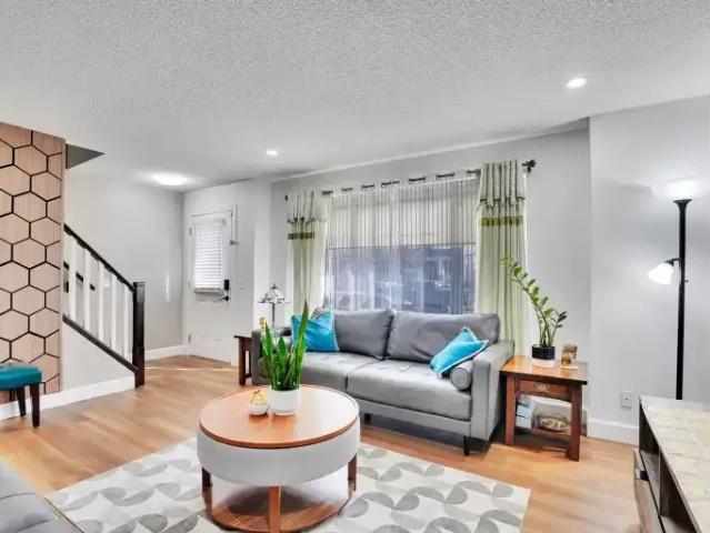 For Rent 3 Bedroom Apartment Airdrie AB DS103920479