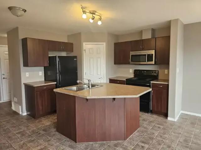 For Rent 3 Bedroom Apartment Fort Saskatchewan AB DS102845702