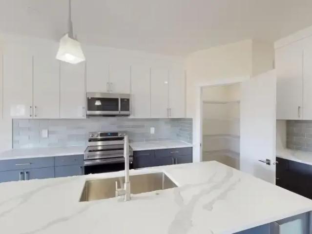 For Rent 3 Bedroom Apartment Strathmore AB DS103958674