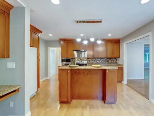 For Rent 3 Bedroom House Delta BC DS105186042
