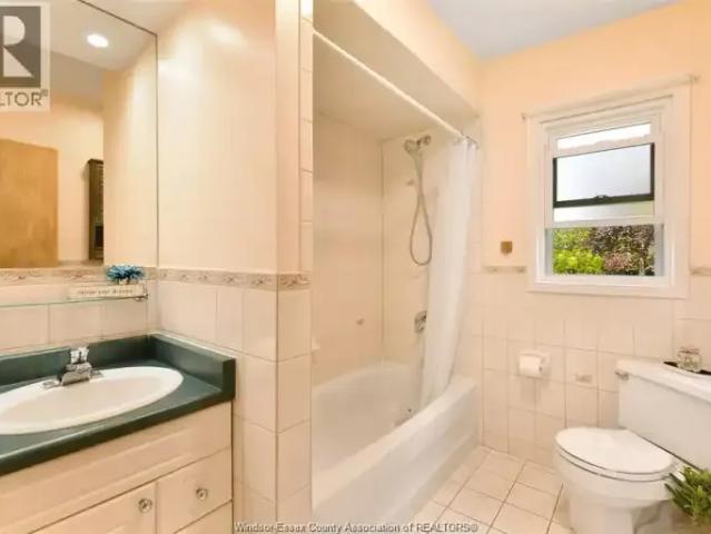 For Rent 3 Bedroom House Windsor ON DLS100527545