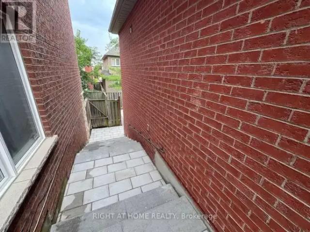 For Rent 3 Bedroom House Vaughan ON DS104957641