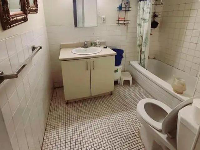 For Rent 3 Bedroom Shared Living/roommate Toronto ON DS96644785