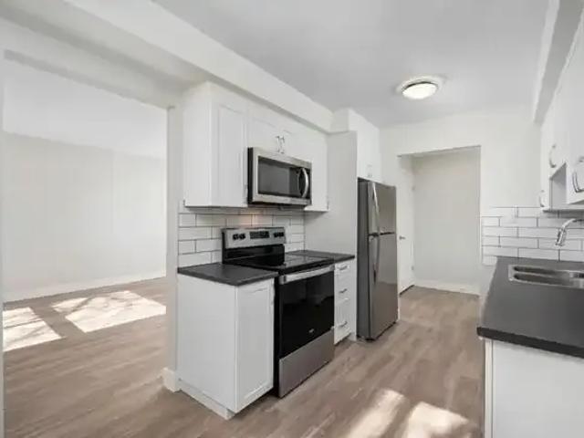 For Rent 3 Bedroom Townhouse Oshawa ON DS100758934