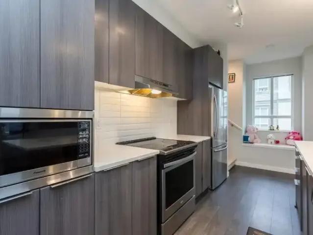 For Rent 3 Bedroom Townhouse Abbotsford BC DS104401364