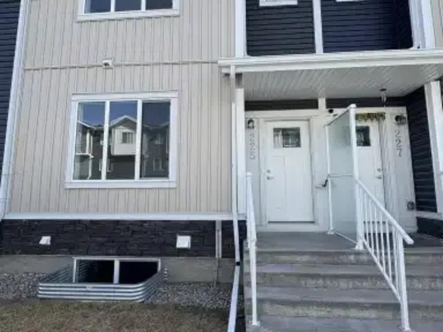 For Rent 3 Bedroom Townhouse Calgary AB DLS100411002