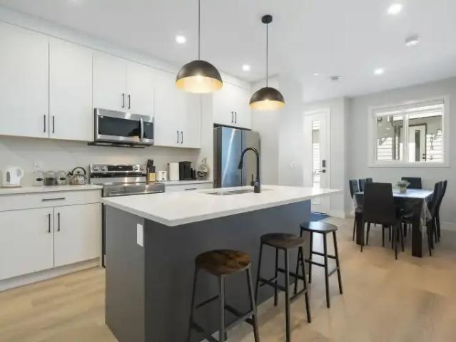 For Rent 3 Bedroom Townhouse Calgary AB DS104106685