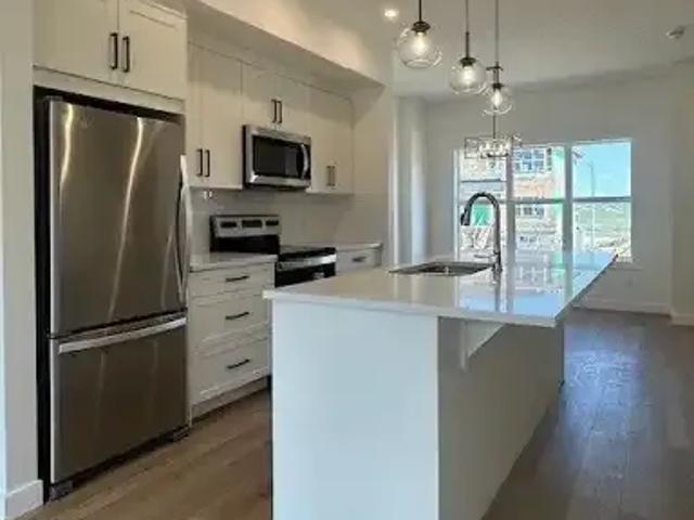 For Rent 3 Bedroom Townhouse Cochrane AB DS104183102