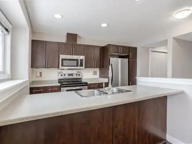 For Rent 3 Bedroom Townhouse Devon AB DS104972758