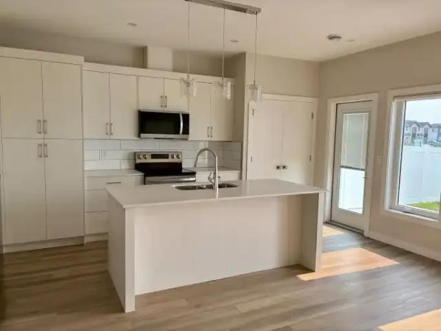 For Rent 3 Bedroom Townhouse Sylvan Lake AB DS104142643