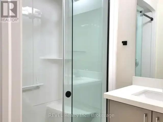 For Rent 3 Bedroom Townhouse Welland ON DS101878333