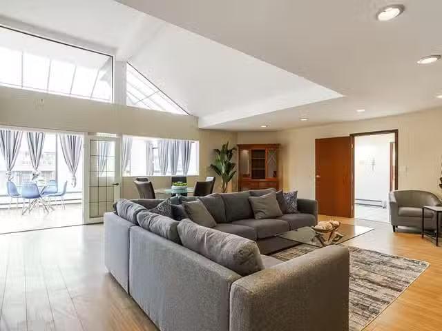 Deal! 3 BR Apartment for rent in West Vancouver, Vancouver Eas.