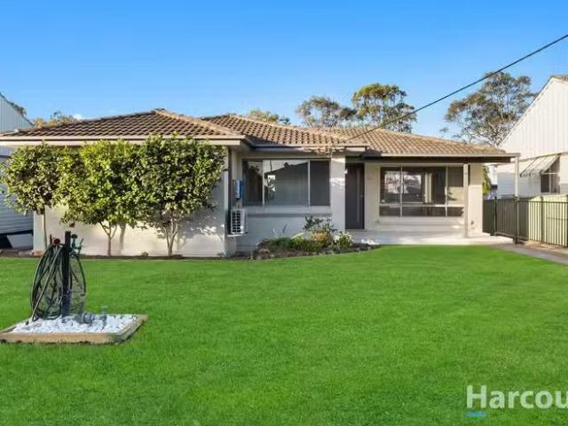Charming 3 BR 62 Conmurra Circuit, Shortland, NSW 2307 House.