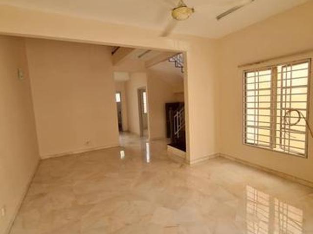 For Rent usj 3D 4Rooms and 3 bathrooms newly painted