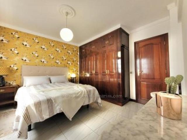 For rent, very large flat in the right center of Puerto de la Cruz, near the Plaza de Charco with 4 bedrooms and 3 bathrooms, they´re 2 garage spaces included