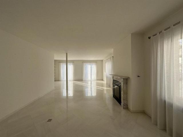 FOR RENT A LUXURIOUS APARTMENT IN THE CENTER