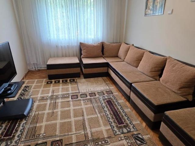 For rent an apartment in Cluj Napoca, 2 minutes walk from the University of Medicine and Pharmacy, Mestecenilor Street, consisting of 2 bedrooms, living room, kitchen, office, bathroom, two balconies