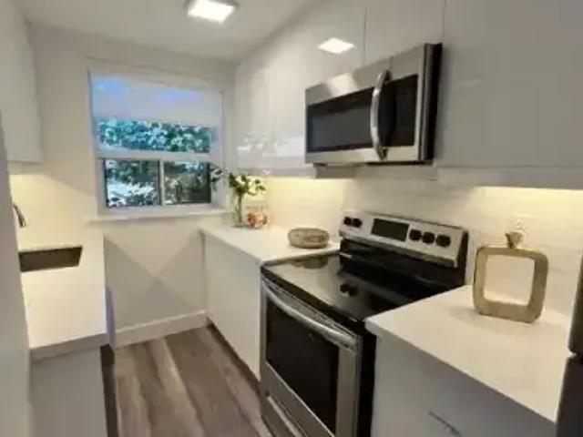 For Rent Apartment East York ON DS102882978