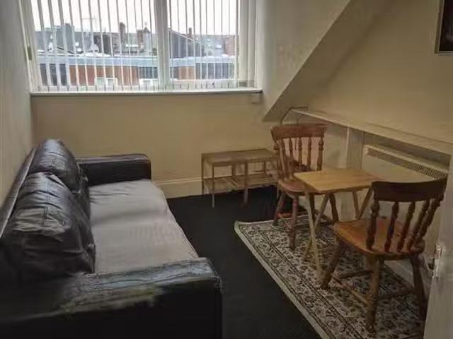 Deal! Flat 4, 96 Fitzroy Avenue