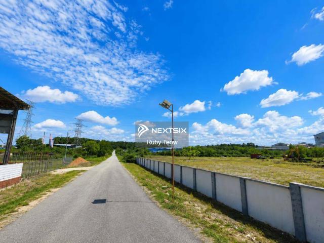 For rent *古来全新1.5层排厂, 路旁经过也很显眼的位置，优质的排厂* EMPIRE PARK @ KULAI – Near to the guard house entrance