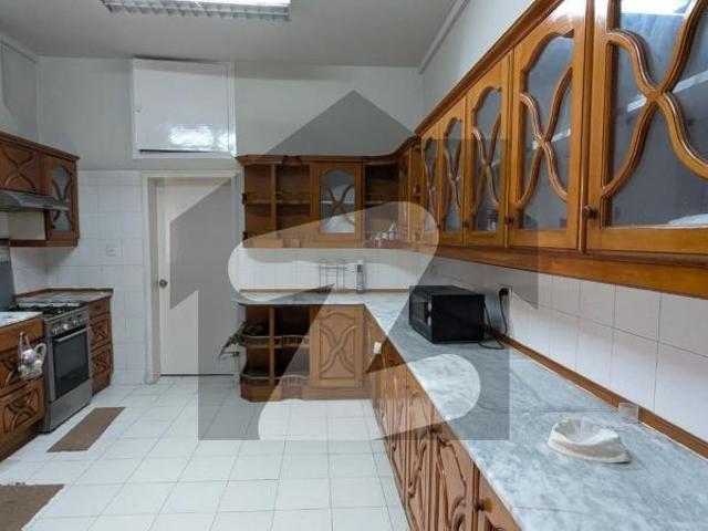 FOR RENT Liveable 4 Beds Double Storey House Only Foreigners F_8/3 F 8