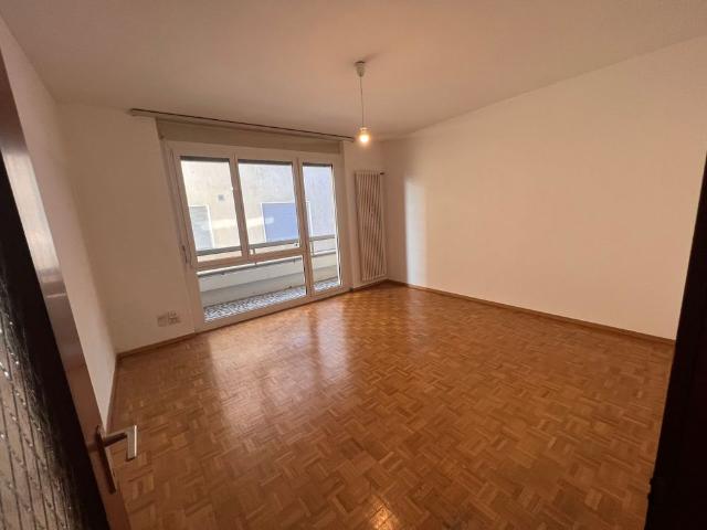 FOR RENT SPACIOUS 2.5 ROOM APARTMENT