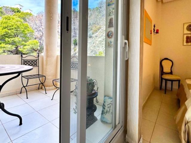 For rent: spacious apartment with 3 bedrooms and sea views