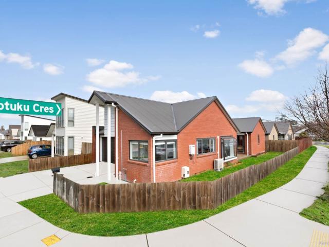 FOR RENT – SPACIOUS CORNER BRICK HOME IN TAKANINI