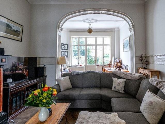 For rent – Stunning 330 m² bel etage house in Etterbeek